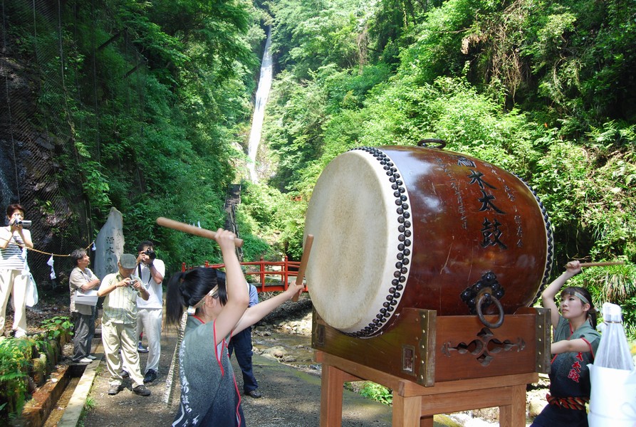 洒水の滝祭り