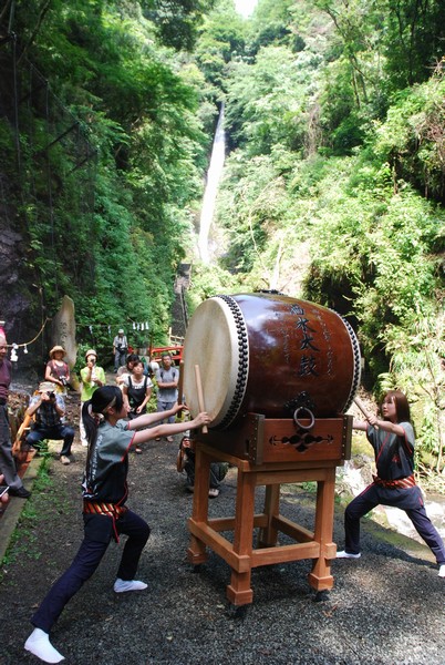 洒水の滝祭り