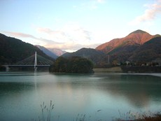 三保ダム堤からの丹沢湖の夕景