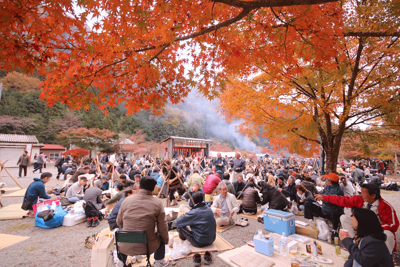 千人で鍋を囲む大宴会 西丹沢の秋の風物詩 もみじ祭り 丹沢湖 丹沢湖 神奈川やまなみ五湖navi