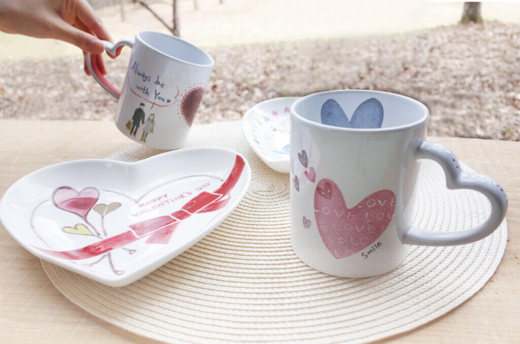 春限定季節メニュー ハートプレート、ハートマグの絵付け